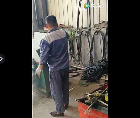 鋸末粉碎機(jī)視頻現(xiàn)場(chǎng)設(shè)備試機(jī)測(cè)試