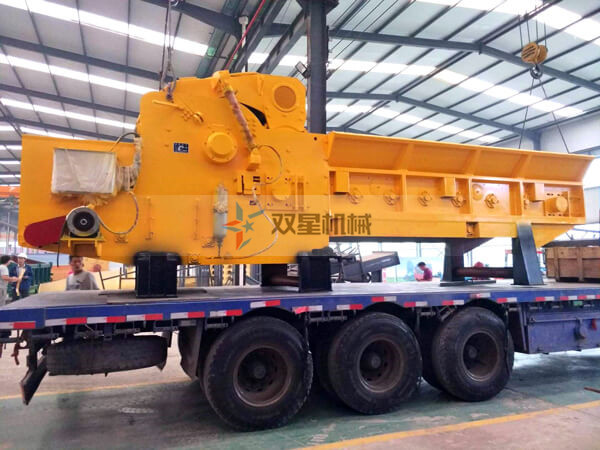 模板粉碎機車間裝車發(fā)貨